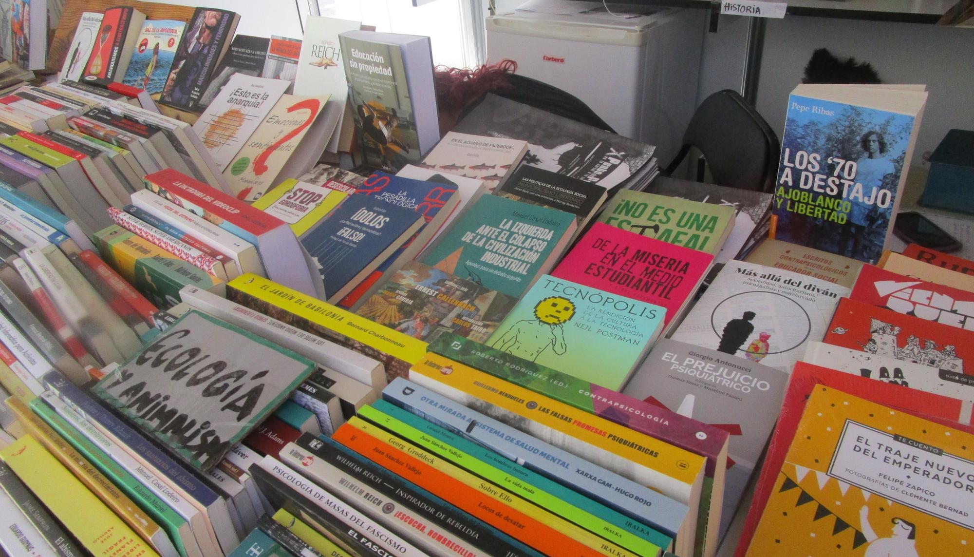 Libros críticos - editoriales alternativas, caseta feria del libro